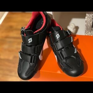 Peloton riding shoes size 41.